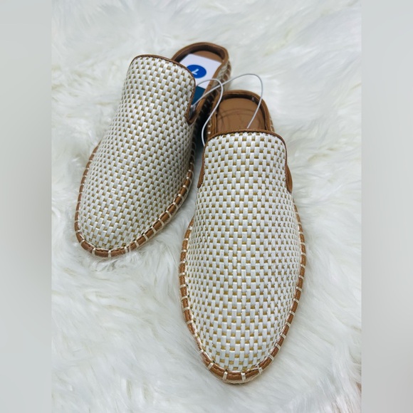 Universal Thread Shoes - Universal Thread Lona Flats Cream Size 7 NWT